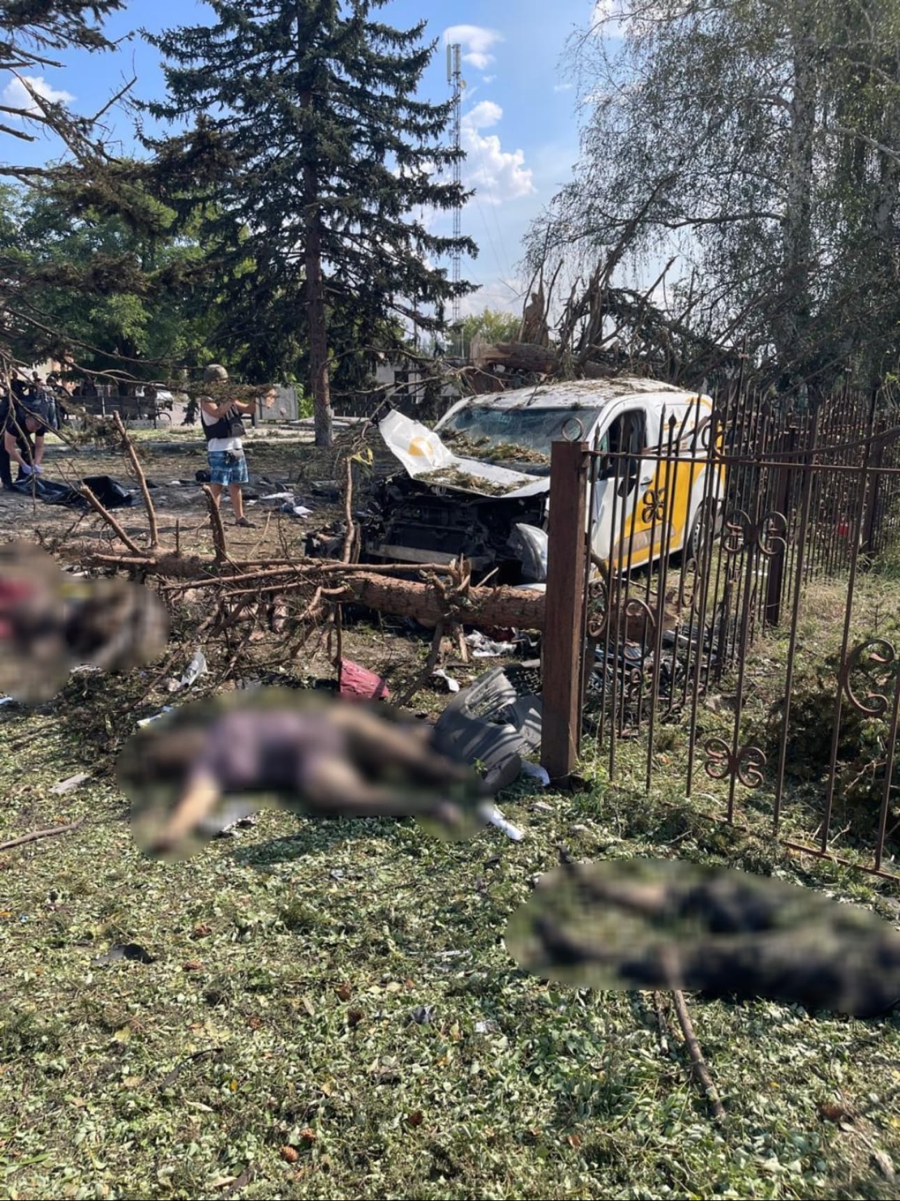VIDEO: Russia bombards Donetsk civilians as Zelensky says Putin wants all of Donbas by end of year