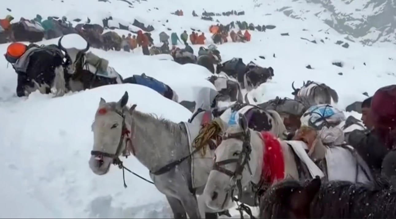 Hundreds rescued but 200 trekkers remain stranded at 16,000 feet on Everest