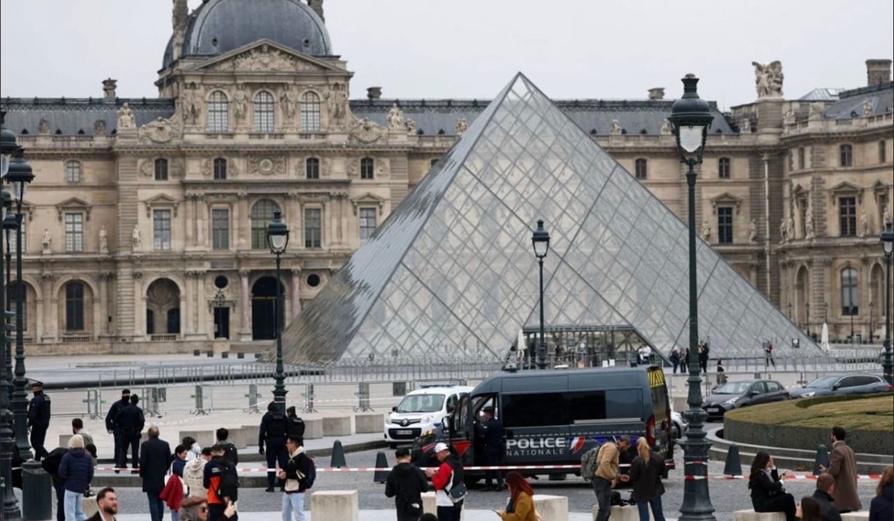 Manhunt underway after brazen heist of priceless Louvre jewelry
