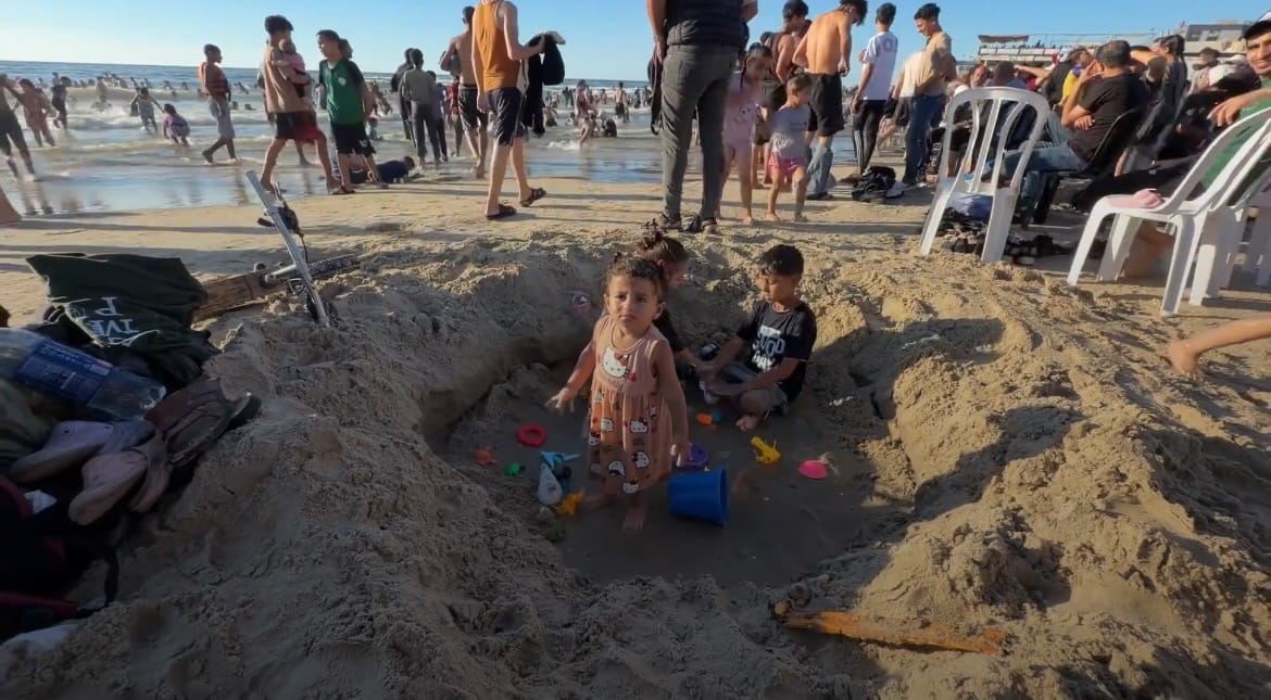 Gaza’s Sea Becomes the Last Escape from the Heat of Displacement